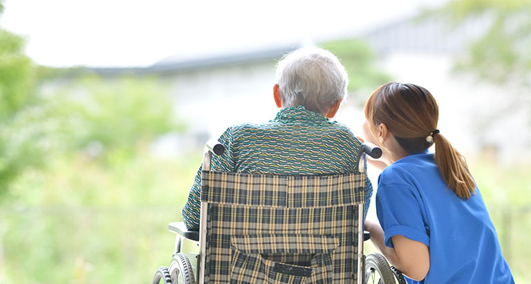 年配の男性と介護士